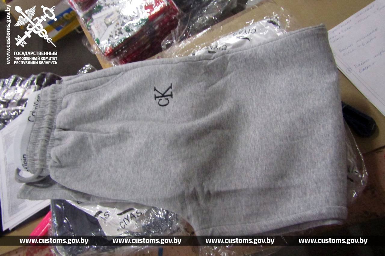 Более 1,2 тонн одежды везли из России в Беларусь по недействительным документам