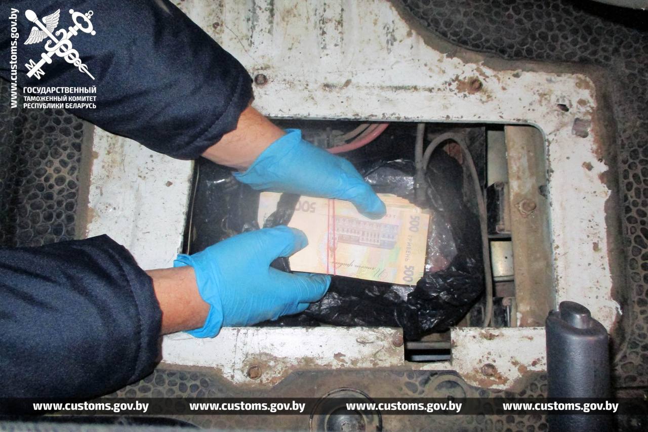 Беларусская таможня не выпустила в Польшу украинку с крупной суммой в гривнах