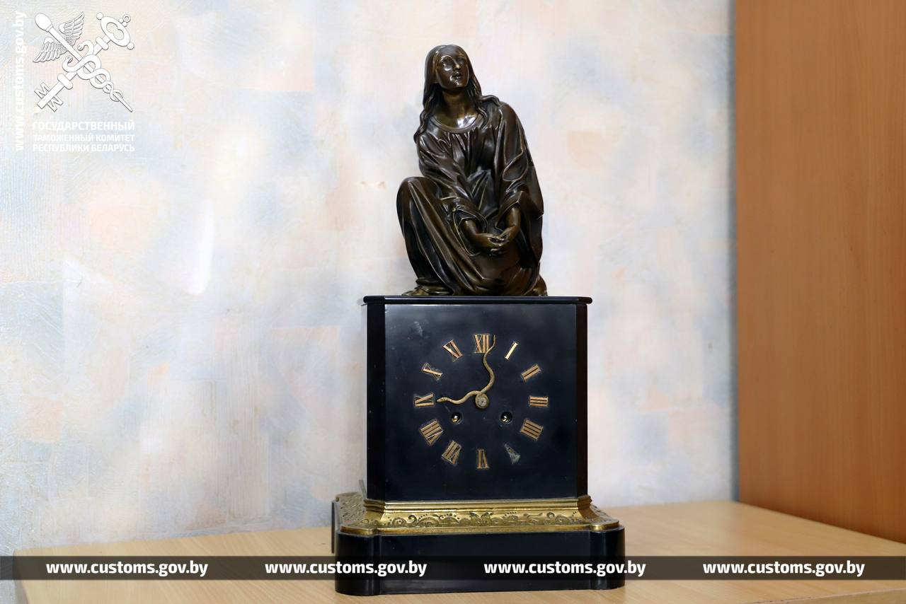 Беларус вез из Польши картину, патефон и часы. Таможне не понравилось