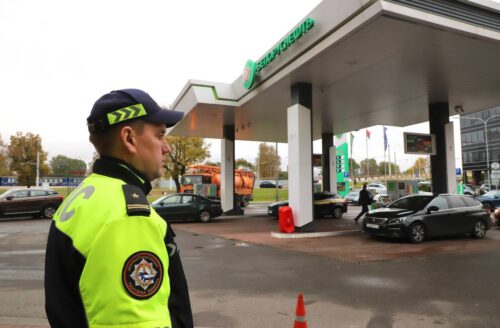 милиционер на заправке