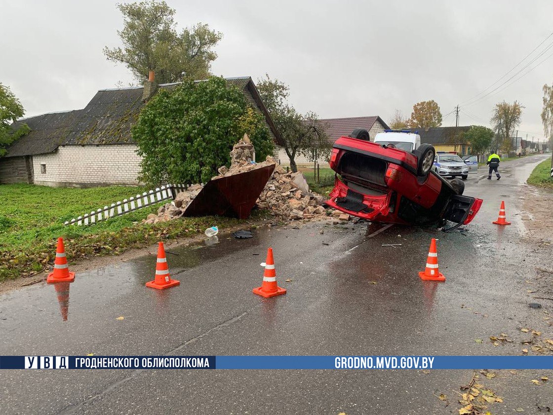 Автомобиль разрушил каплицу — памятник архитектуры в Сморгонском районе