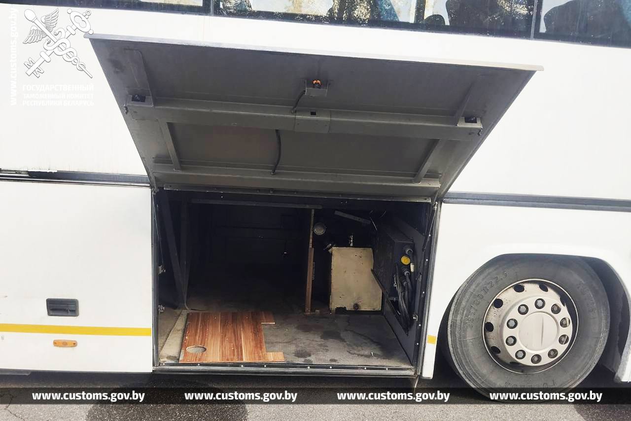 Таможенники не позволили поляку-водителю автобуса вывезти 120 литров топлива