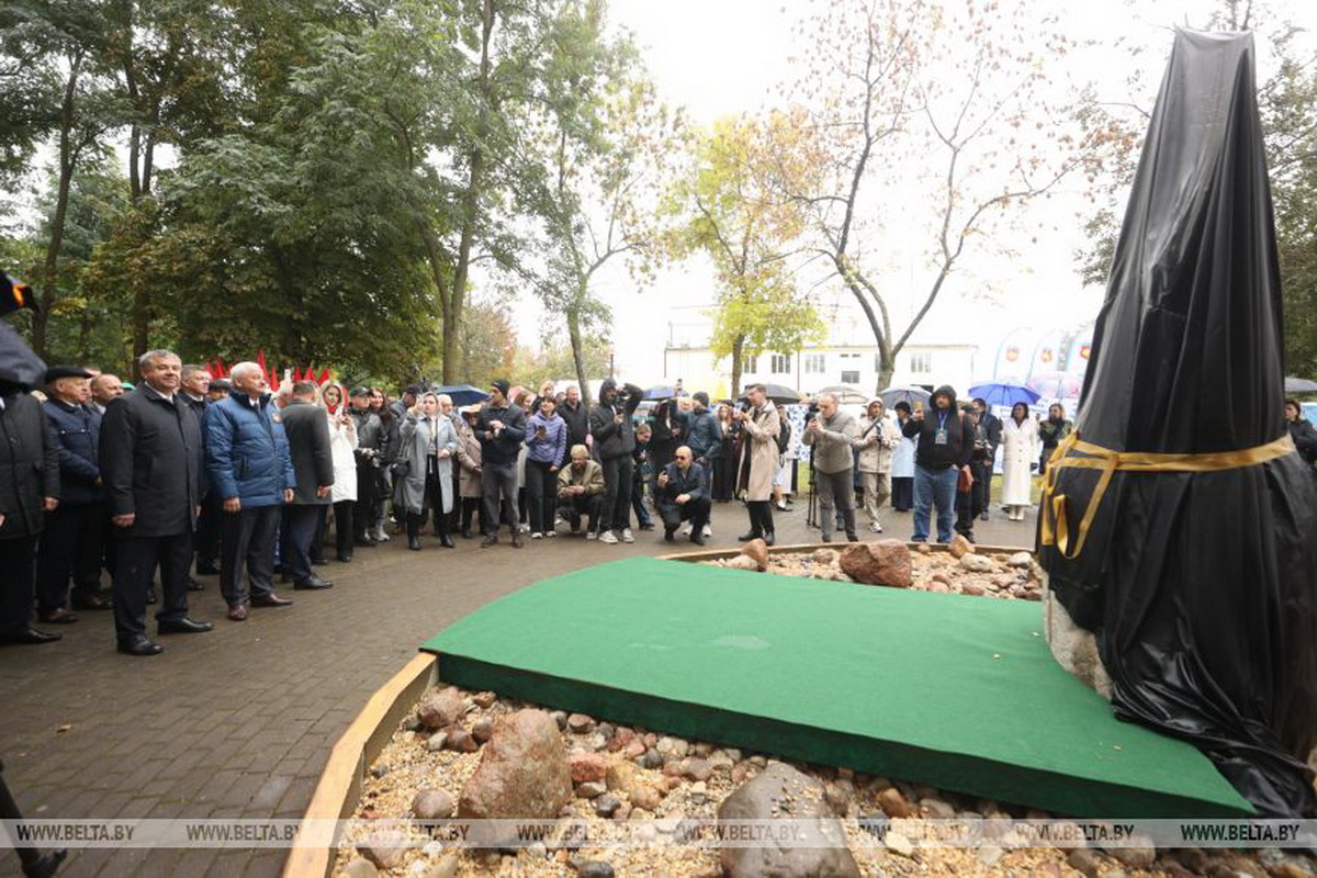 Памятник креветке торжественно открыли в Белоозерске