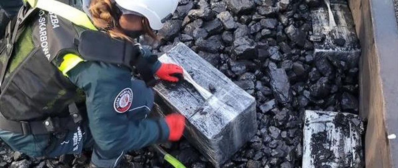 Несколько партий сигарет перехватили в Польше: в контейнере из Китая, вагоне с углем и грузовиках