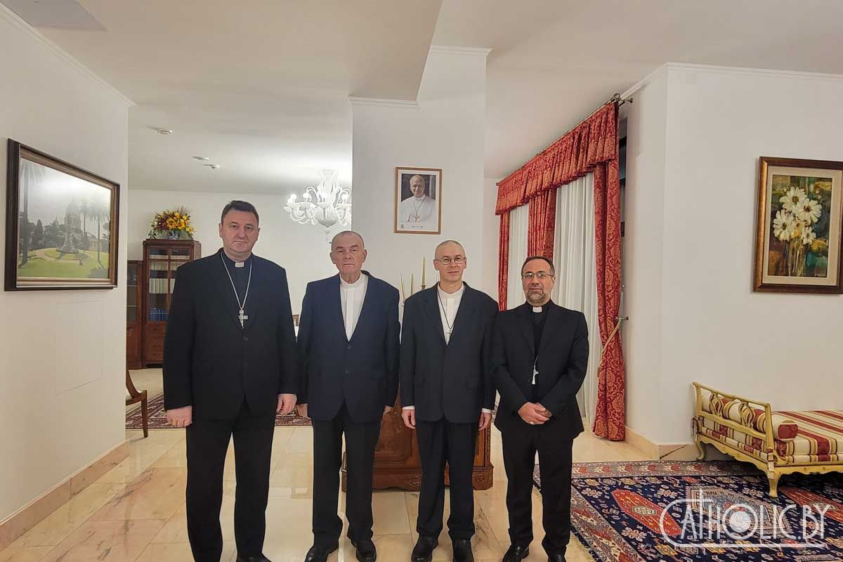 Освобождены католические священники Генрих Околотович и Анджей Юхневич