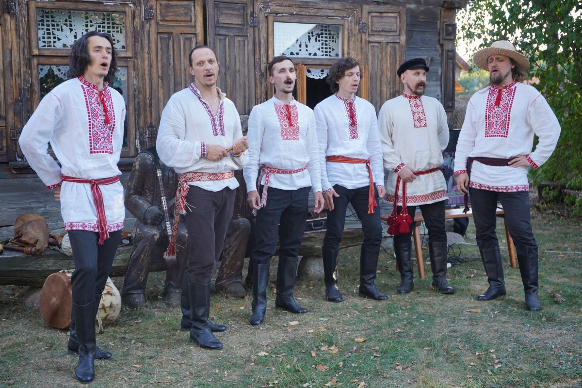 «Вучыцца, паглыбляцца і адчуваць старую традыцыю»: Сяржук Доўгушаў - пра мужчынскія спевы і першы альбом «Касароў»