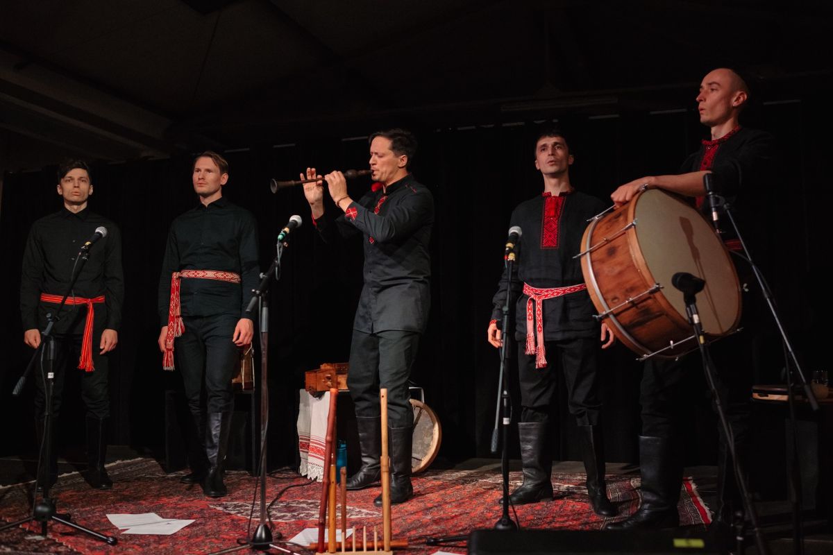 «Вучыцца, паглыбляцца і адчуваць старую традыцыю»: Сяржук Доўгушаў - пра мужчынскія спевы і першы альбом «Касароў»