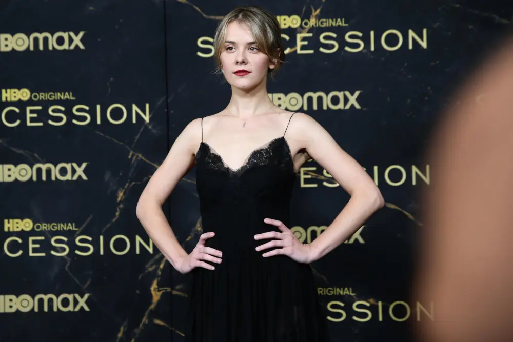 Актрыса «Спадкаемцаў» Даша Някрасава, родам з Беларусі, трапіла ў скандал у ЗША — супраць яе ўжо пішуць петыцыі