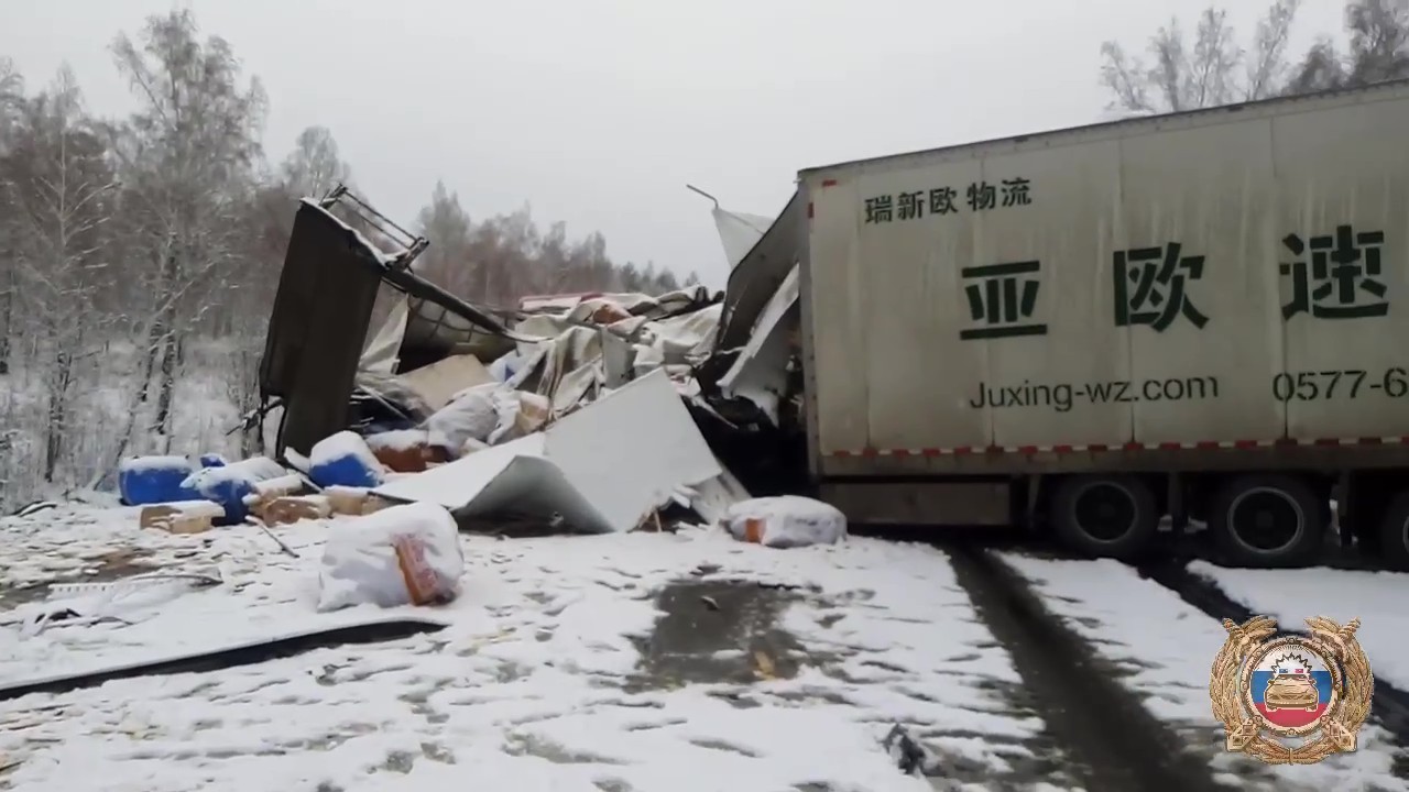 Граждане Беларуси и КНР пострадали в столкновении четырех грузовиков в Иркутской области