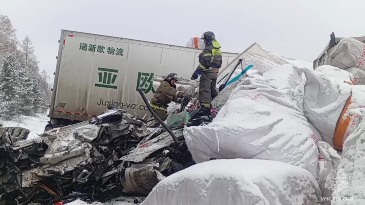 Граждане Беларуси и КНР пострадали в столкновении четырех грузовиков в Иркутской области