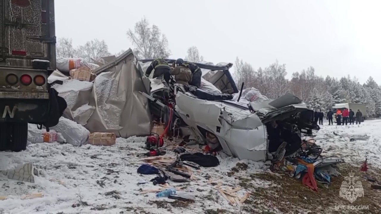 Граждане Беларуси и КНР пострадали в столкновении четырех грузовиков в Иркутской области