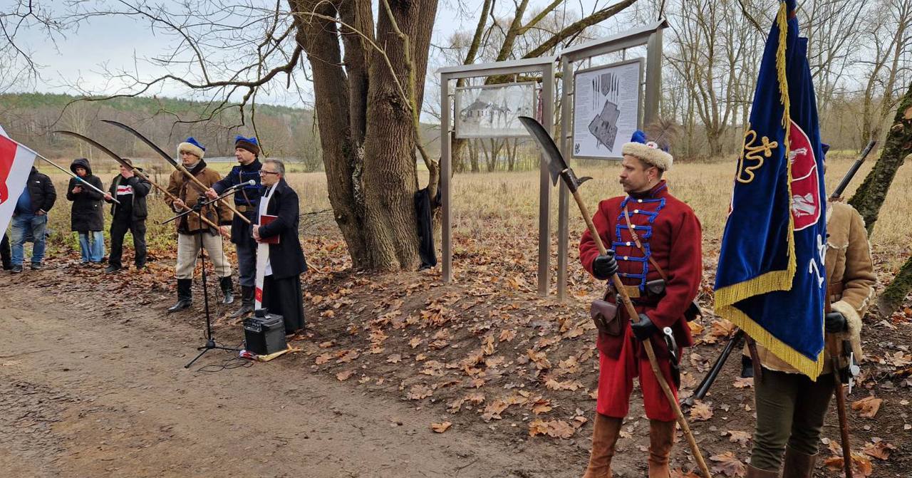 Каля сядзібы Каліноўскіх у Мастаўлянах урачыста адкрылі мемарыяльныя шыльды