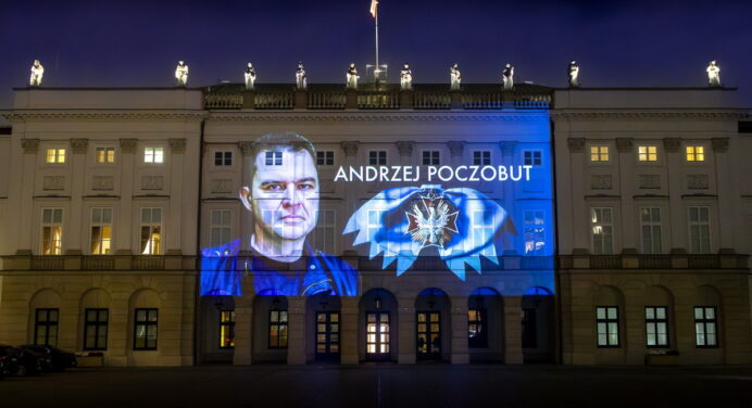 На президентском дворце в Варшаве появилось фото Анджея Почобута