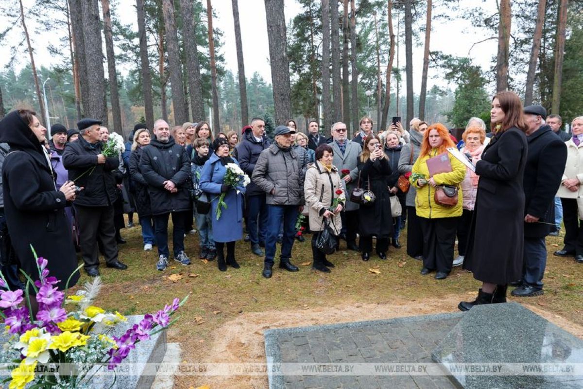 Помнік вядомаму паэту, празаіку і мовазнаўцу Змітраку Бядулю адкрылі на Усходніх могілках у Мінску - фотафакт