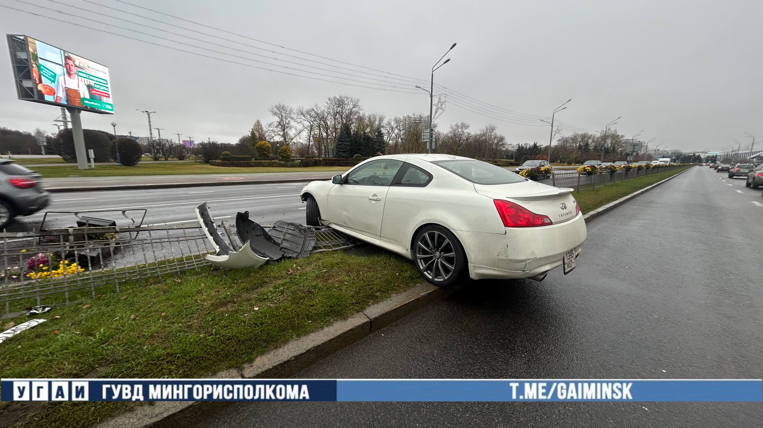 Infinity протаранил забор на проспекте Победителей