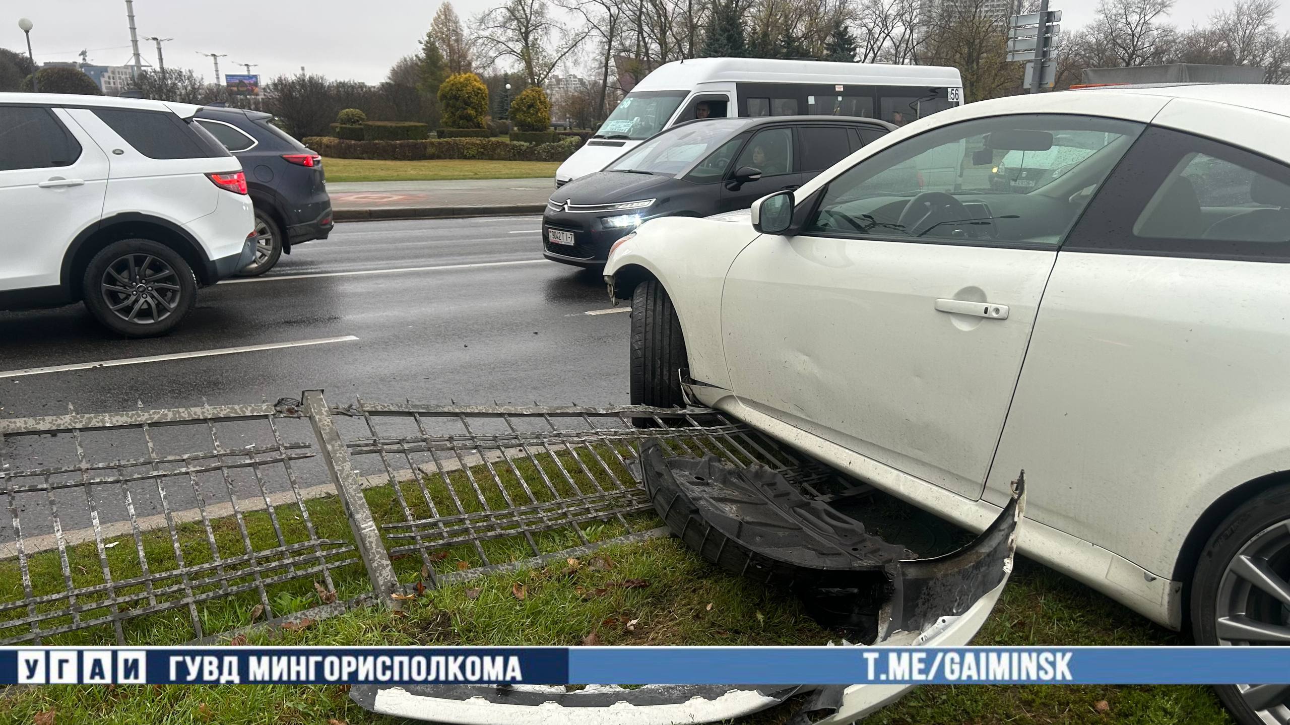 Infinity протаранил забор на проспекте Победителей