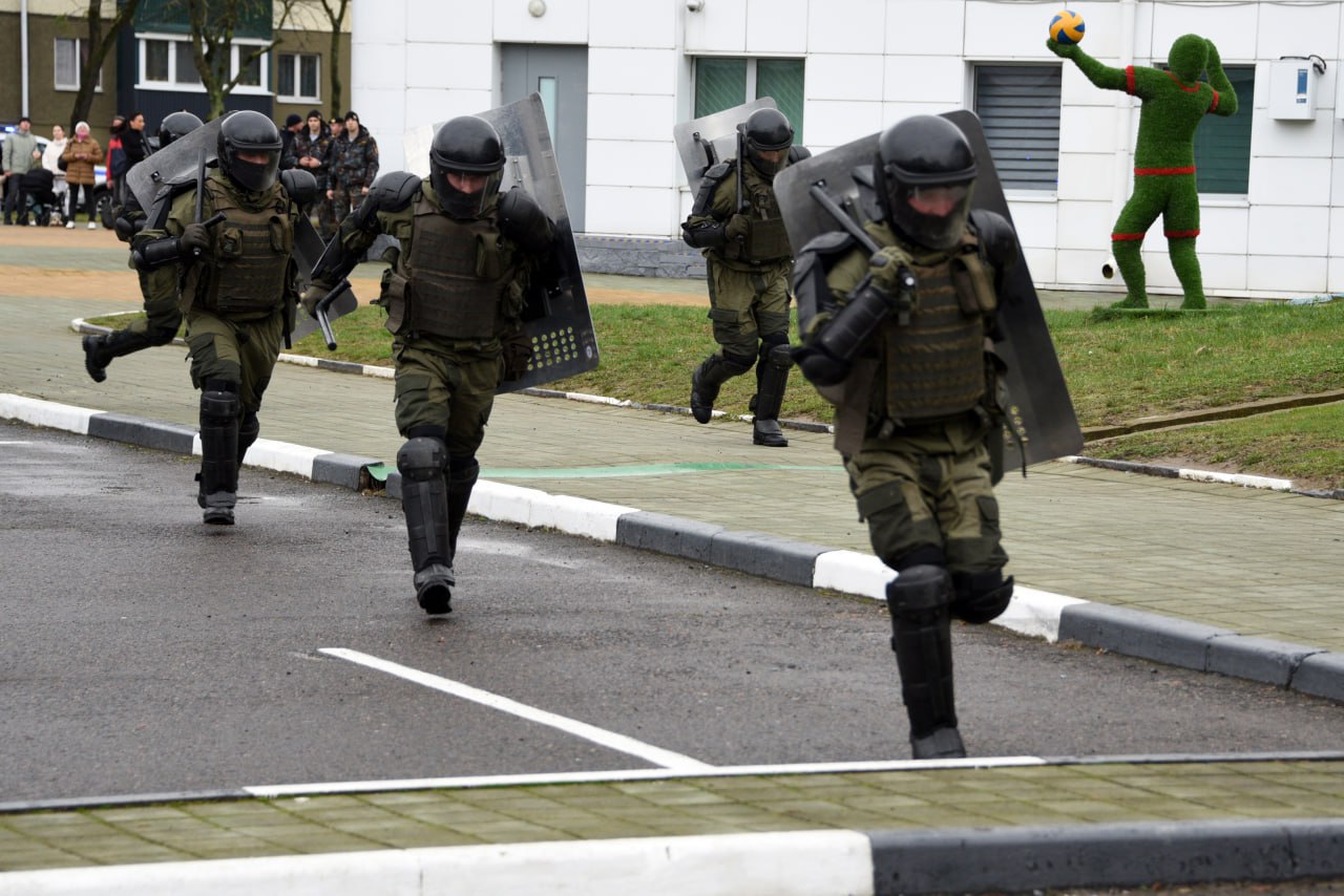 Милиция училась бороться с агрессивными хоккейными фанатами в Солигорске