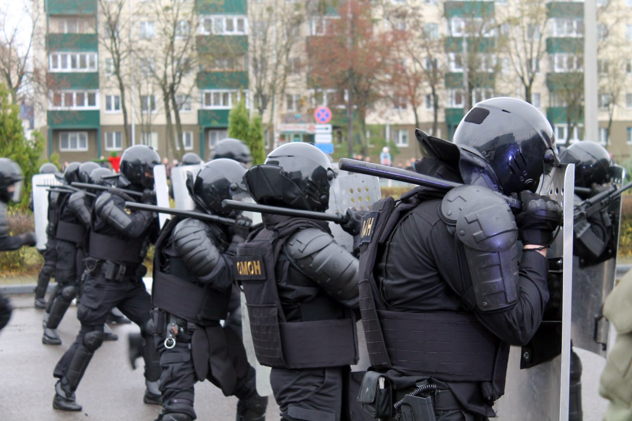 Милиция училась бороться с агрессивными хоккейными фанатами в Солигорске