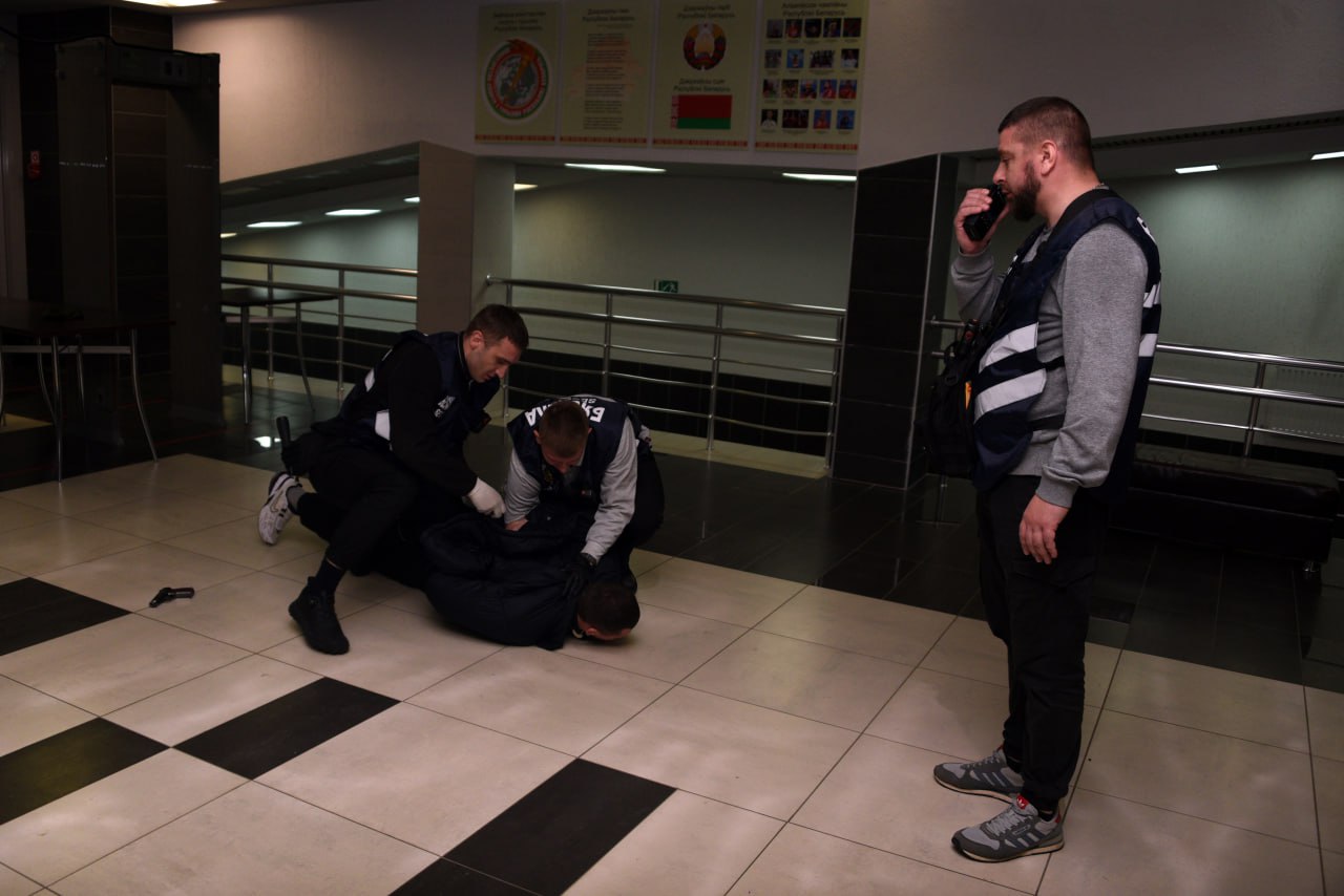 Милиция училась бороться с агрессивными хоккейными фанатами в Солигорске