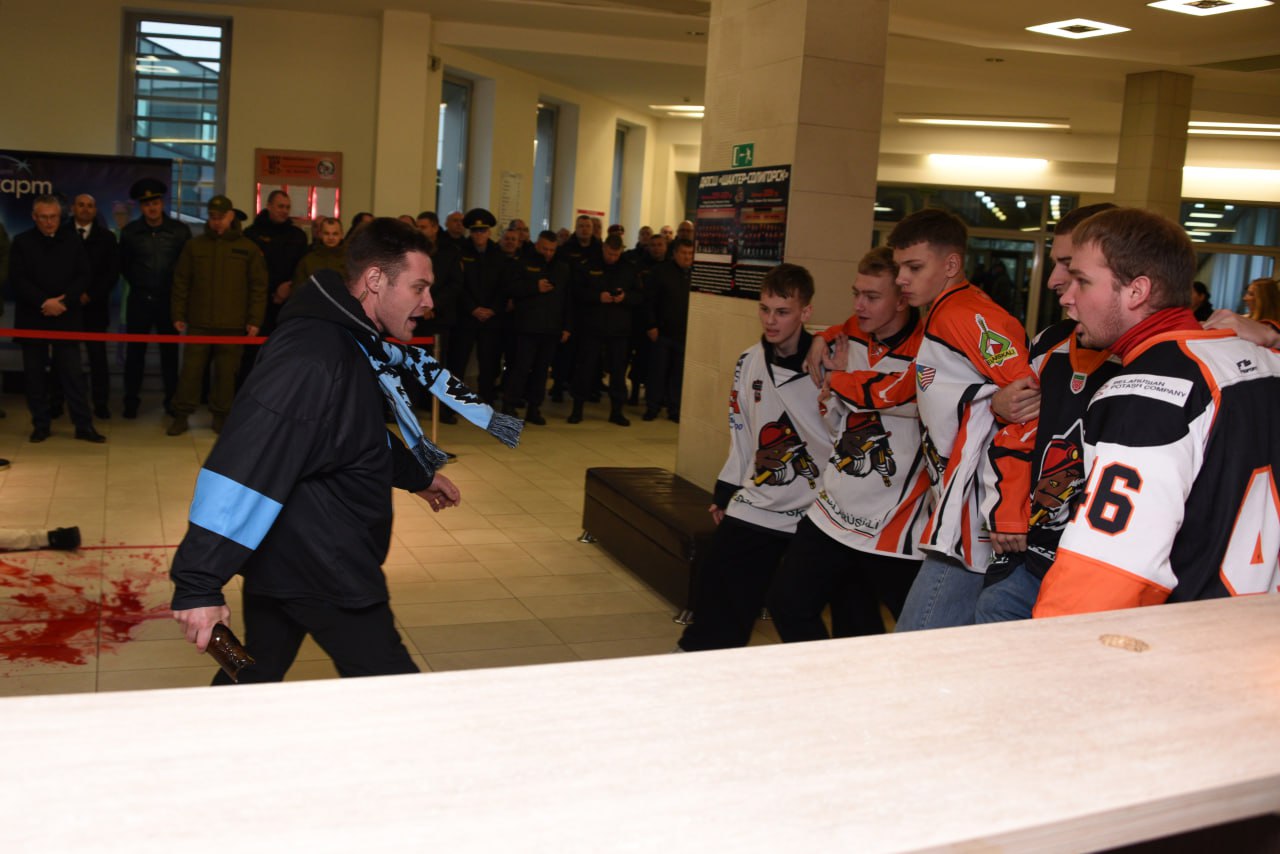 Милиция училась бороться с агрессивными хоккейными фанатами в Солигорске