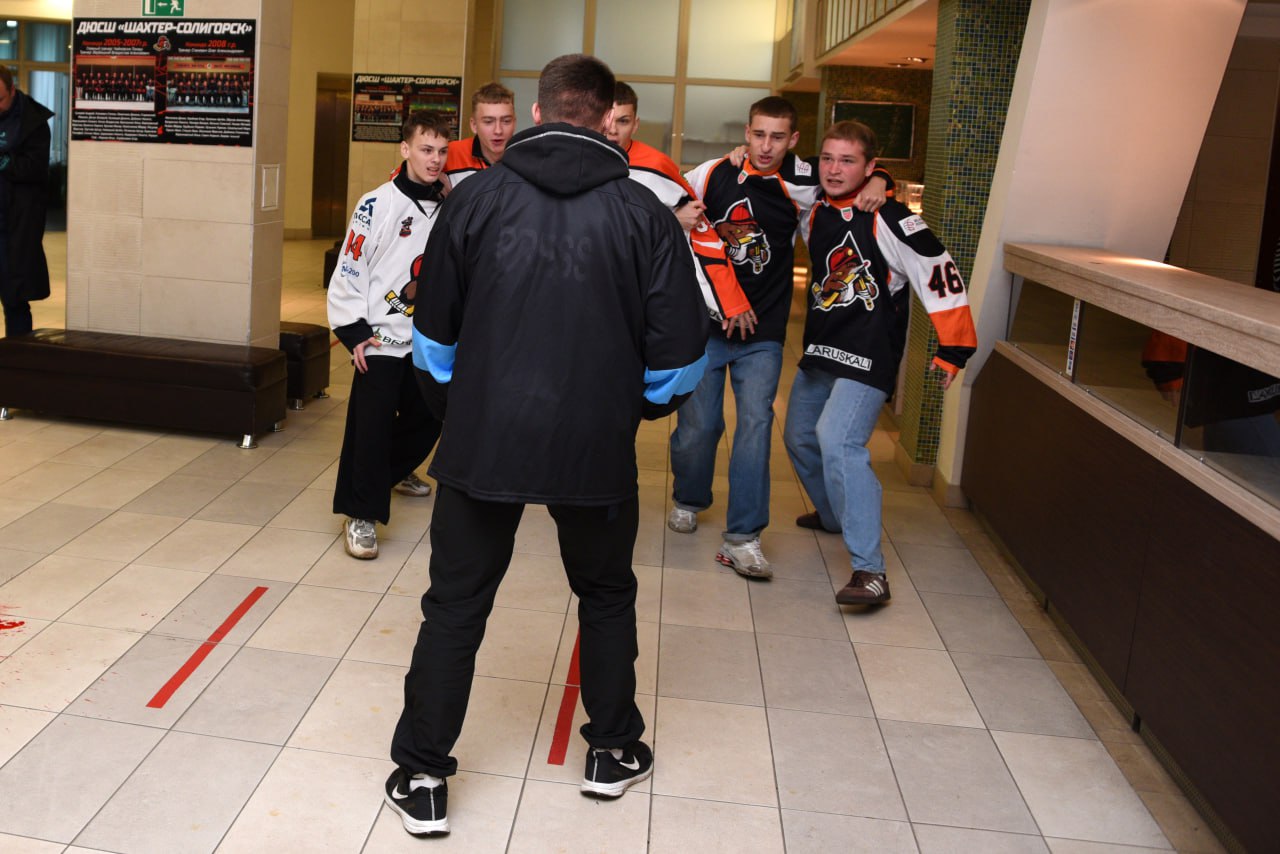 Милиция училась бороться с агрессивными хоккейными фанатами в Солигорске