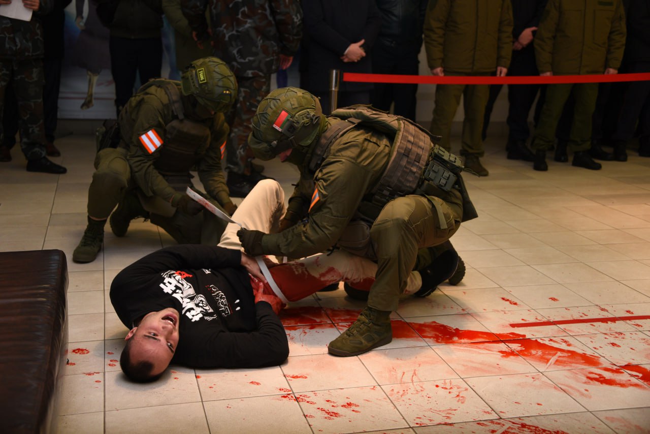 Милиция училась бороться с агрессивными хоккейными фанатами в Солигорске