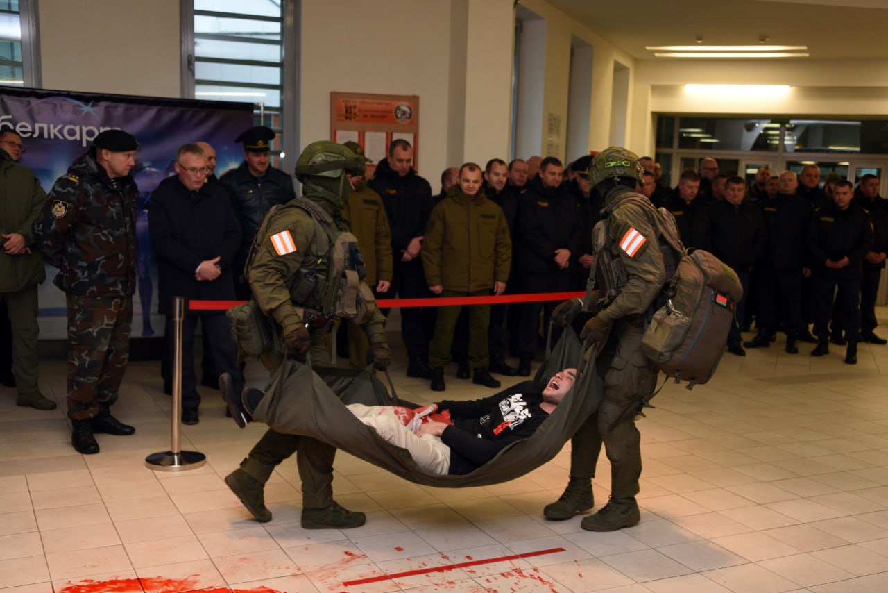 Милиция училась бороться с агрессивными хоккейными фанатами в Солигорске