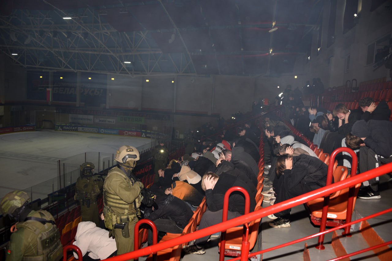 Милиция училась бороться с агрессивными хоккейными фанатами в Солигорске