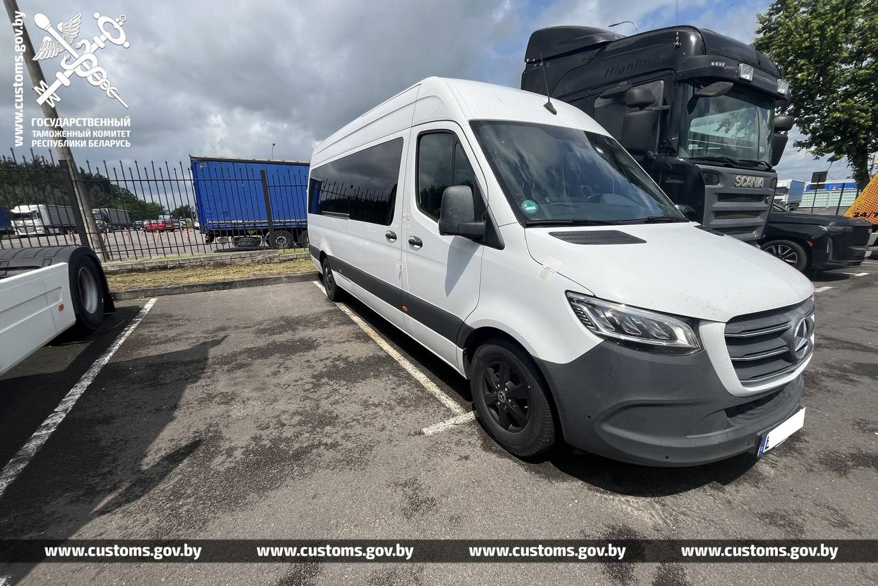 Таможня завела дело за попытку выдать грузовые фургоны за легковой транспорт