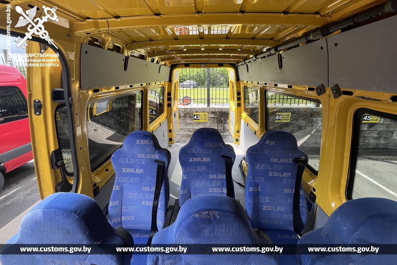 Таможня завела дело за попытку выдать грузовые фургоны за легковой транспорт