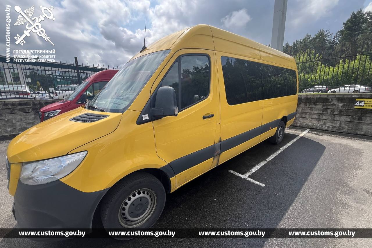 Таможня завела дело за попытку выдать грузовые фургоны за легковой транспорт