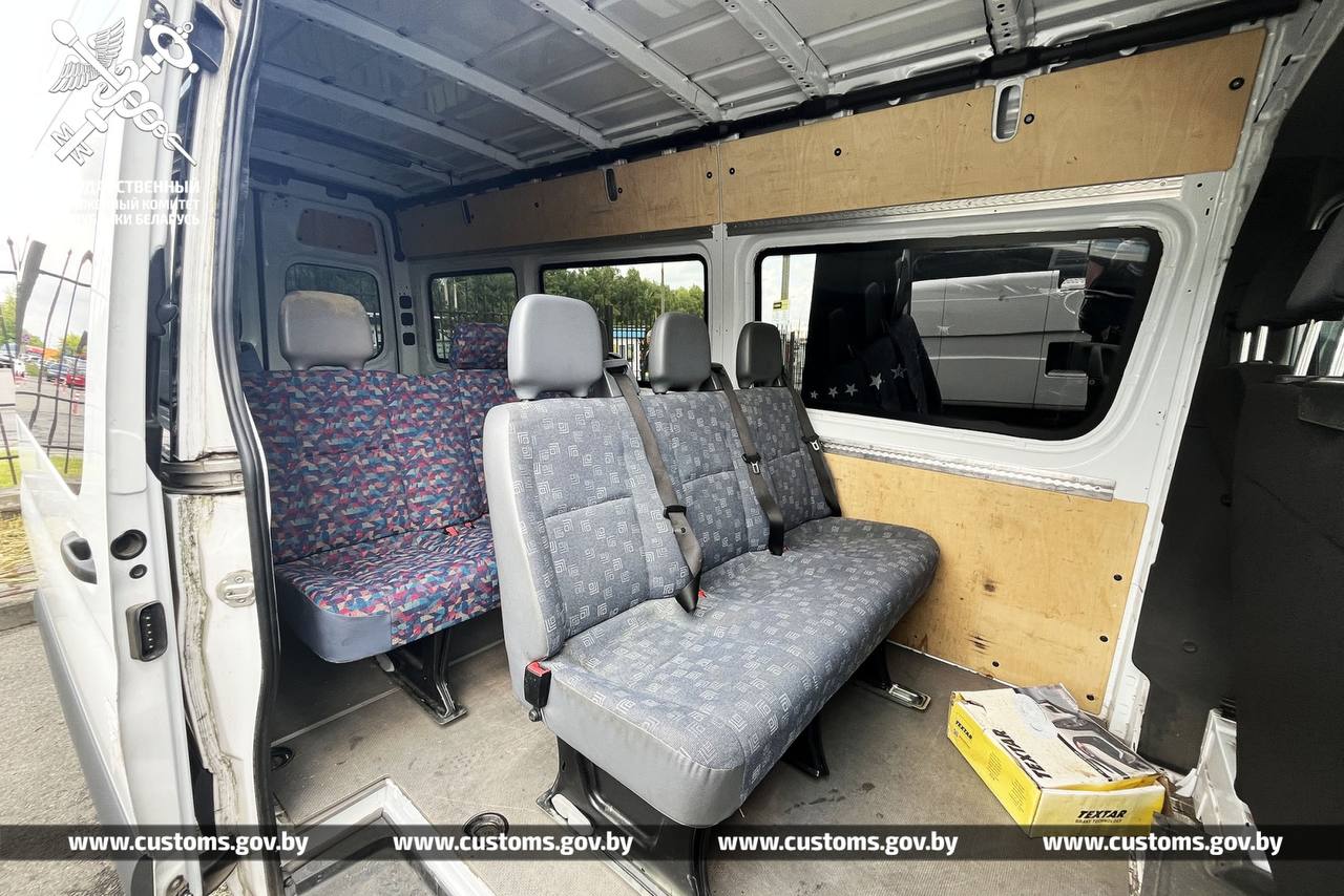 Таможня завела дело за попытку выдать грузовые фургоны за легковой транспорт