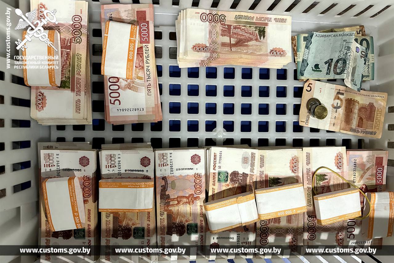 Гражданина РФ не выпустили из Минска в Баку с крупной суммой в российских рублях