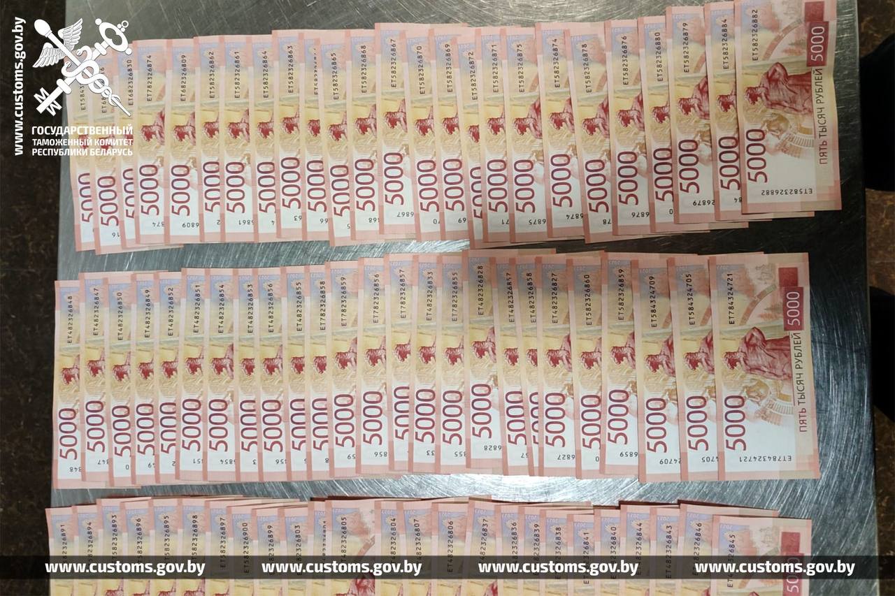 Гражданина РФ не выпустили из Минска в Баку с крупной суммой в российских рублях