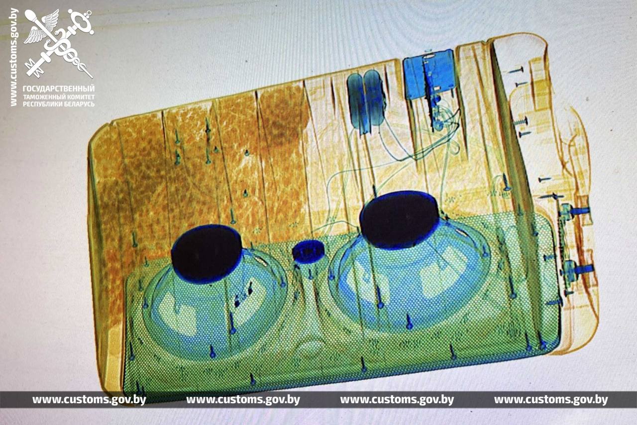 Беларусские таможенники нашли мефедрон и таблетки в музыкальных колонках