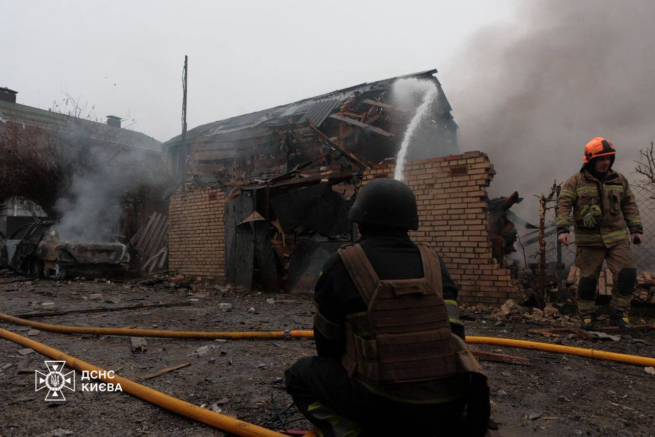3 человека погибли и более 30 пострадали в результате российской атаки по Киевской области