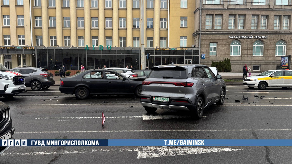 Водитель BMW уснул за рулем и столкнулся с BYD в центре Минска
