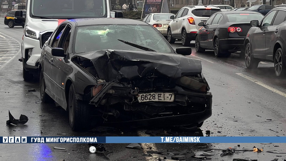 Водитель BMW уснул за рулем и столкнулся с BYD в центре Минска