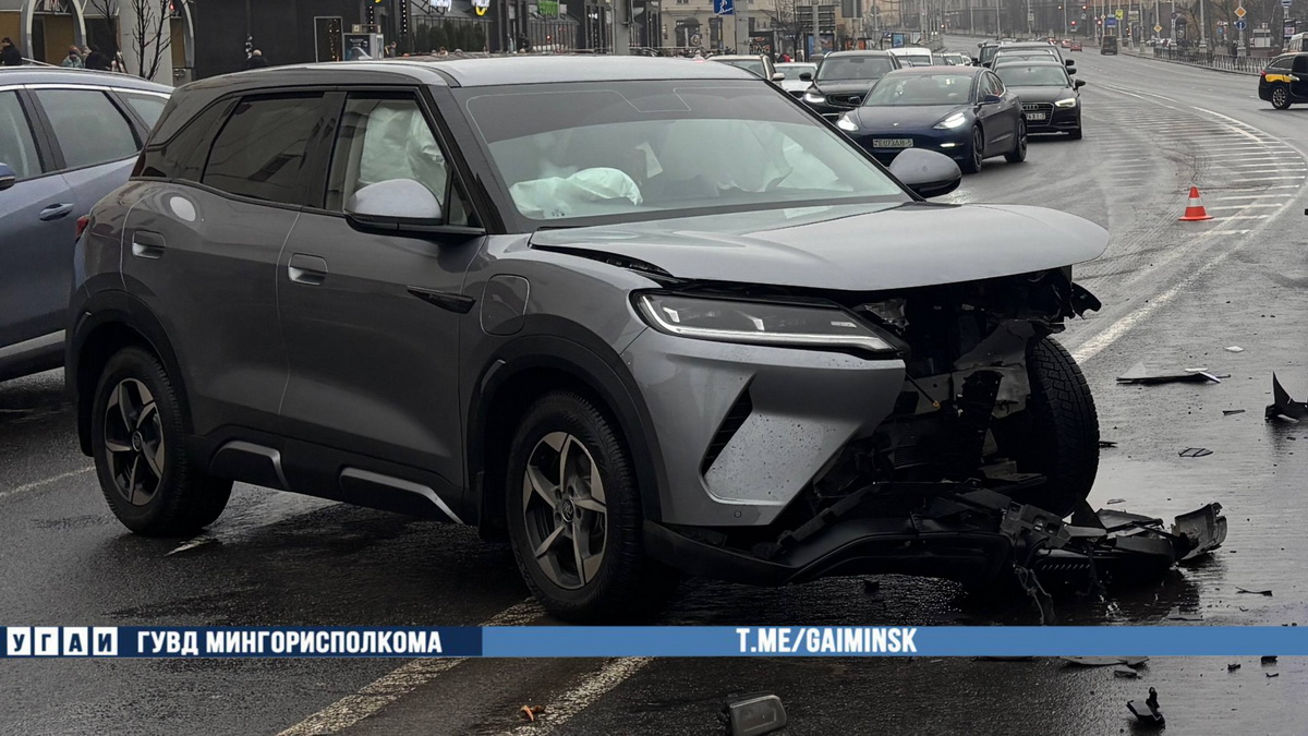 Водитель BMW уснул за рулем и столкнулся с BYD в центре Минска