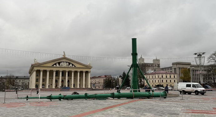 В Минске устанавливают главную новогоднюю елку