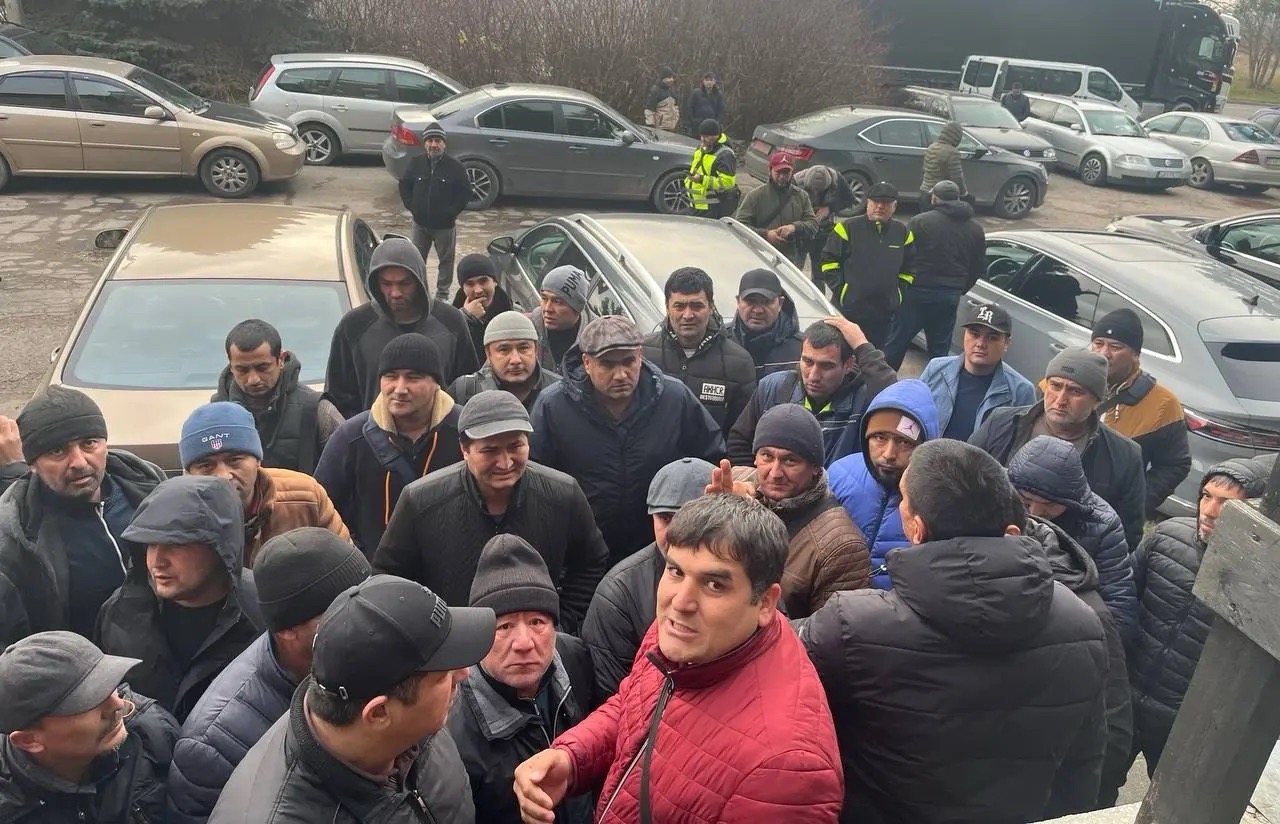 Более 150 узбекских грузовиков застряло в Беларуси из-за закрытия границ