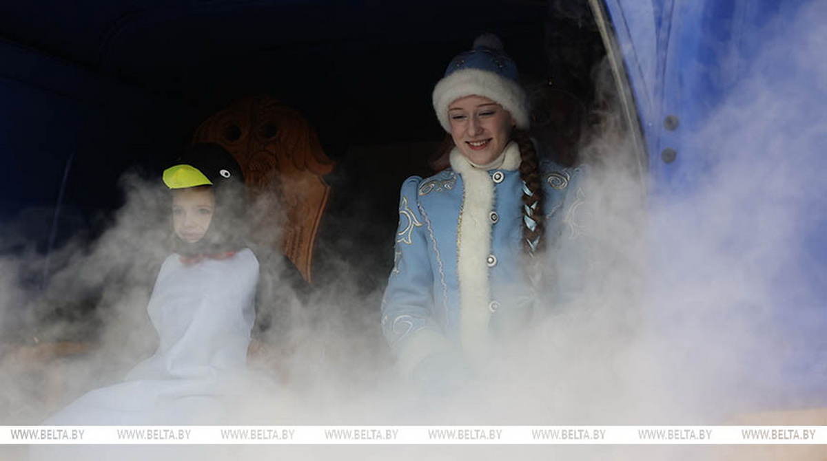 Всеросийский Дед Мороз и Снегурочка в почтовом фургоне - В Беловежской пуще устроили встречу с оркестром и лимузином