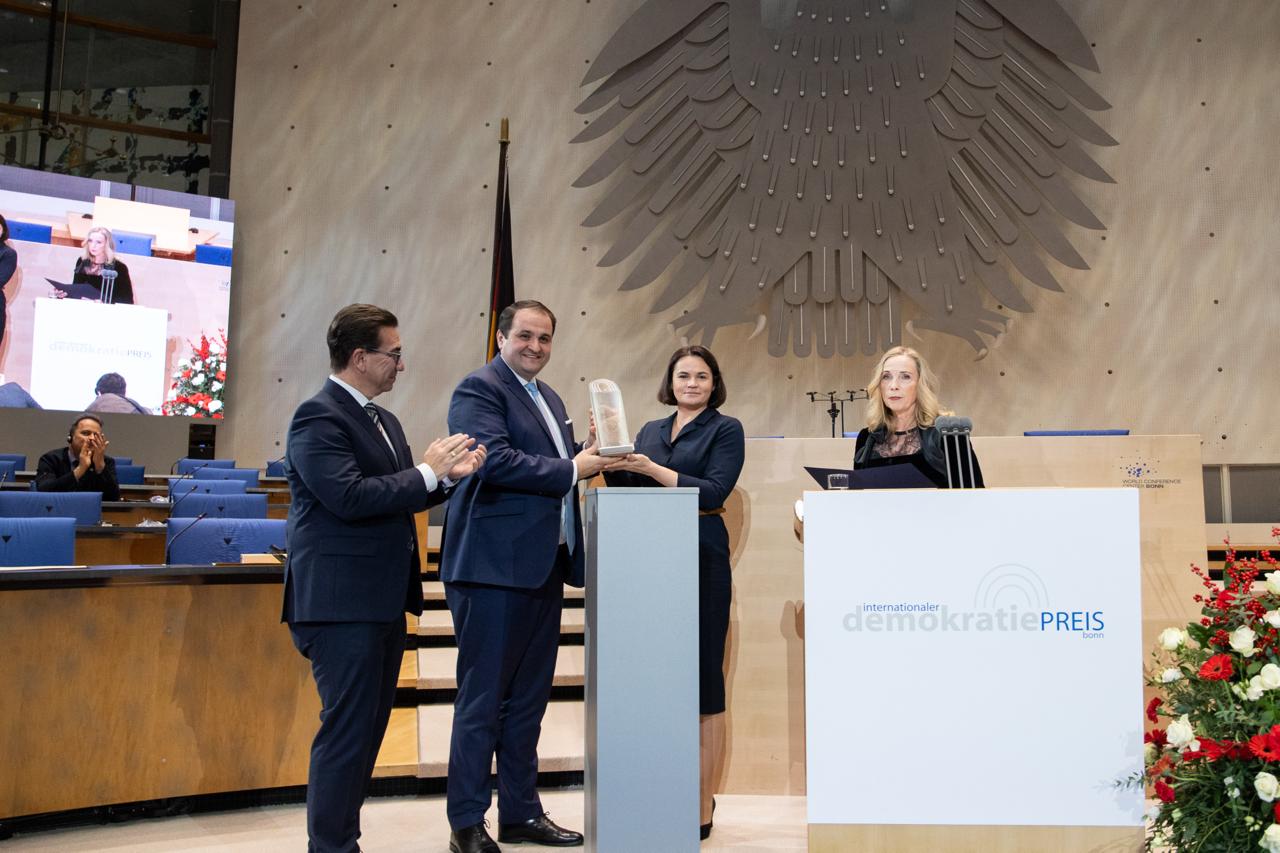 «Эта премия принадлежит всем беларусам, которые продолжают бороться». Тихановская получила премию Bonn International Prize for Democracy and the Rule of Law