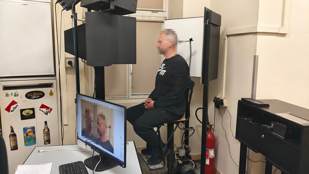 Трех граждан Украины с хакерским оборудованием задержали в центре Варшавы