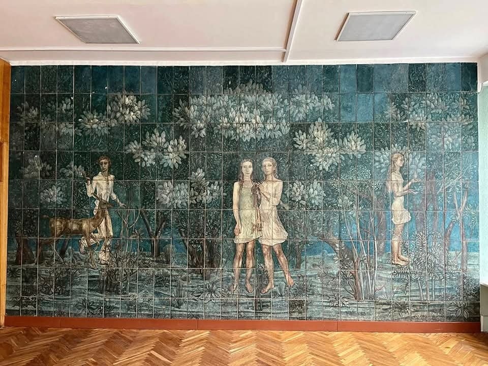 Керамічнаму пано мінскай гасцініцы «Планета» нададзены статус гісторыка-культурнай каштоўнасці, іншая праца гэтага аўтара – пад пагрозай знішчэння