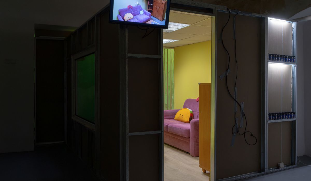 Мастак Аляксандар Адамаў узнавіў у познаньскай галерэі дзіцячы пакой допытаў, каб паразважаць пра клопат уладаў