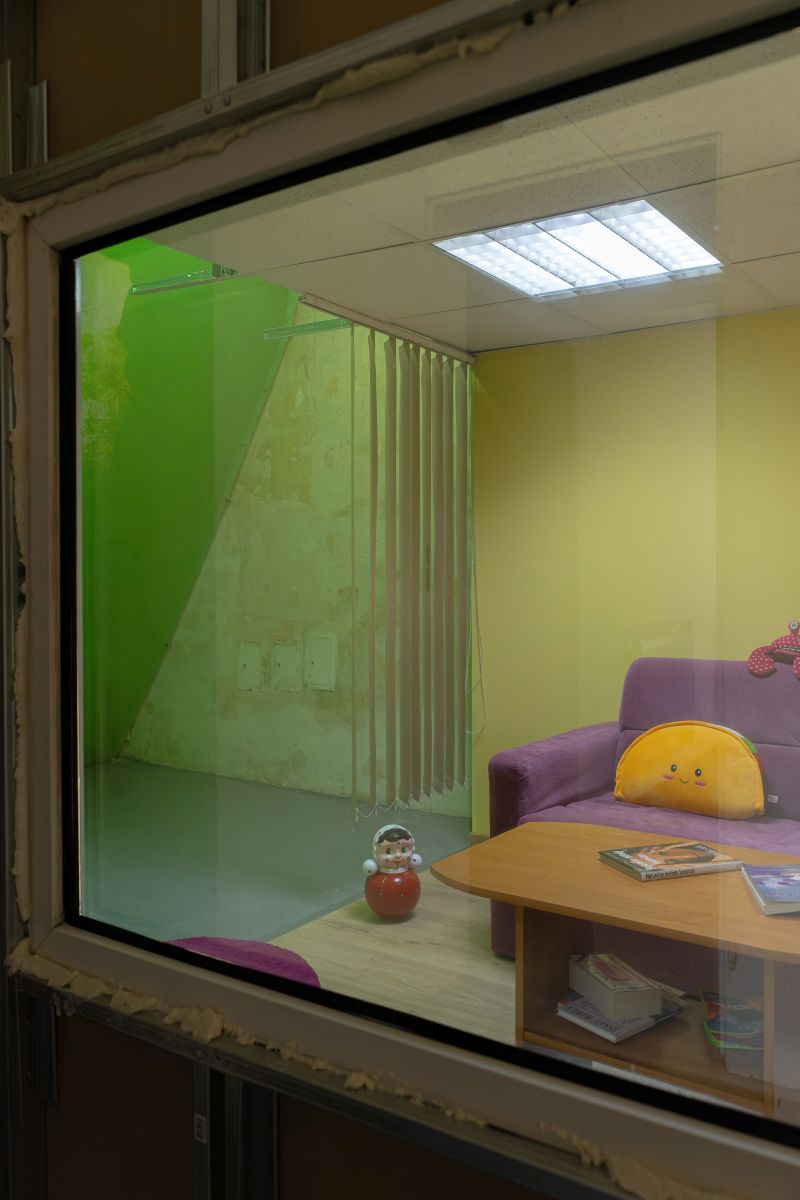 Мастак Аляксандар Адамаў узнавіў у познаньскай галерэі дзіцячы пакой допытаў, каб паразважаць пра клопат уладаў