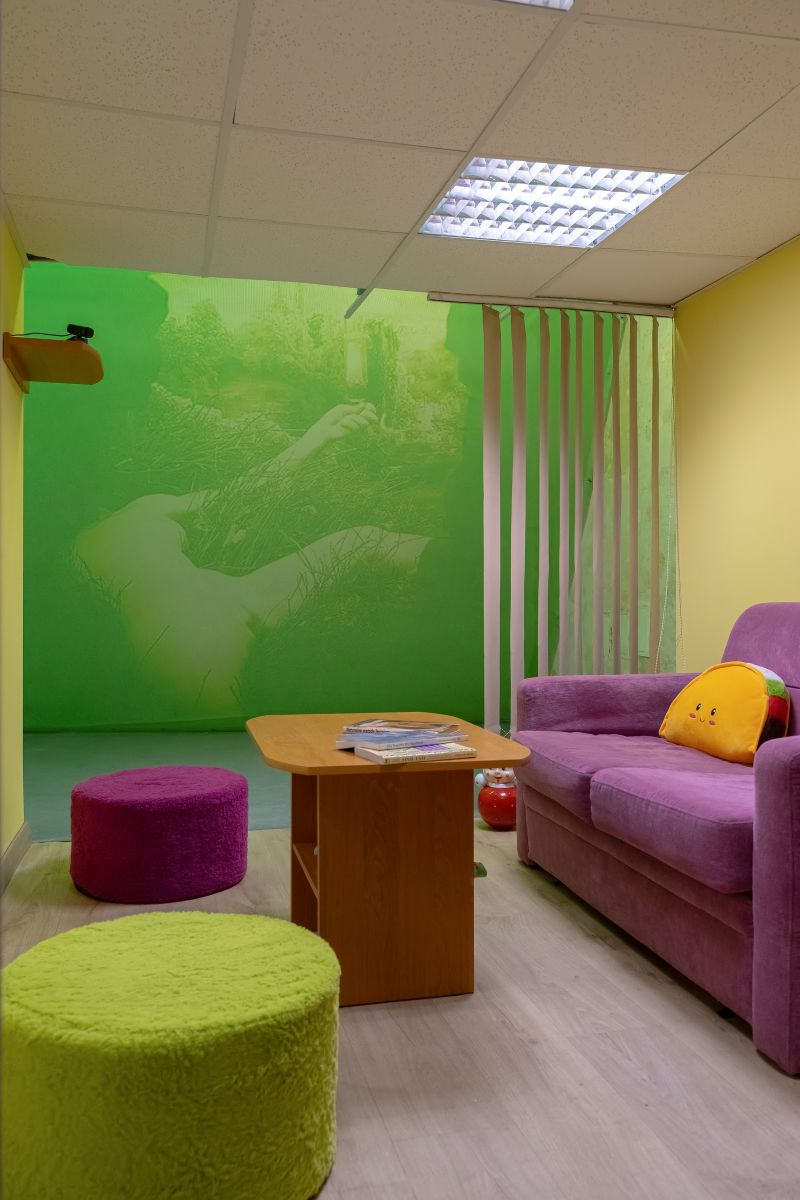 Мастак Аляксандар Адамаў узнавіў у познаньскай галерэі дзіцячы пакой допытаў, каб паразважаць пра клопат уладаў