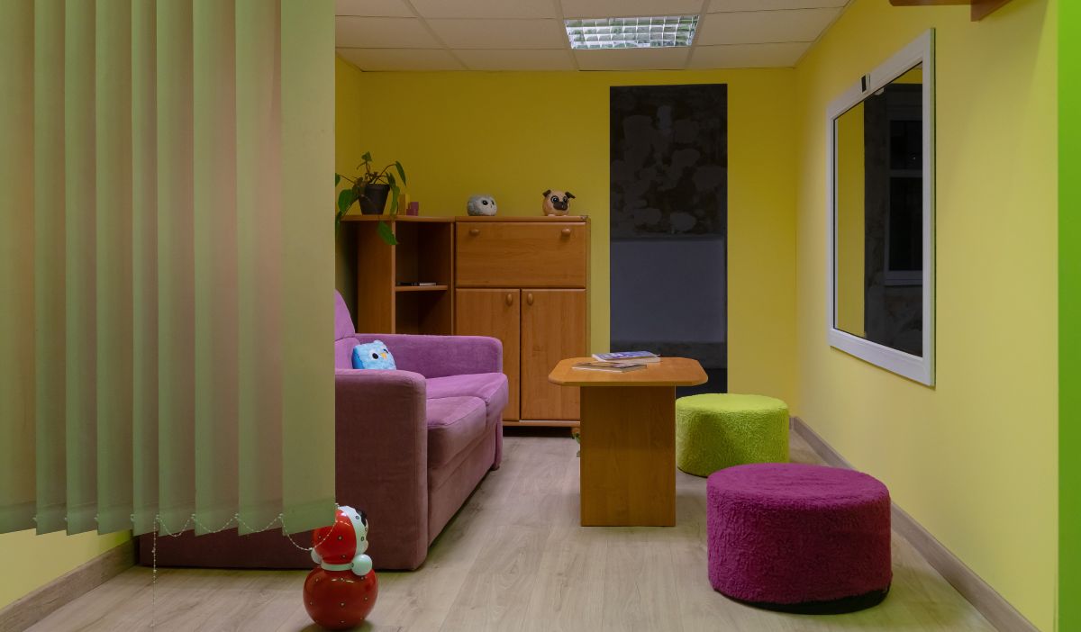 Мастак Аляксандар Адамаў узнавіў у познаньскай галерэі дзіцячы пакой допытаў, каб паразважаць пра клопат уладаў