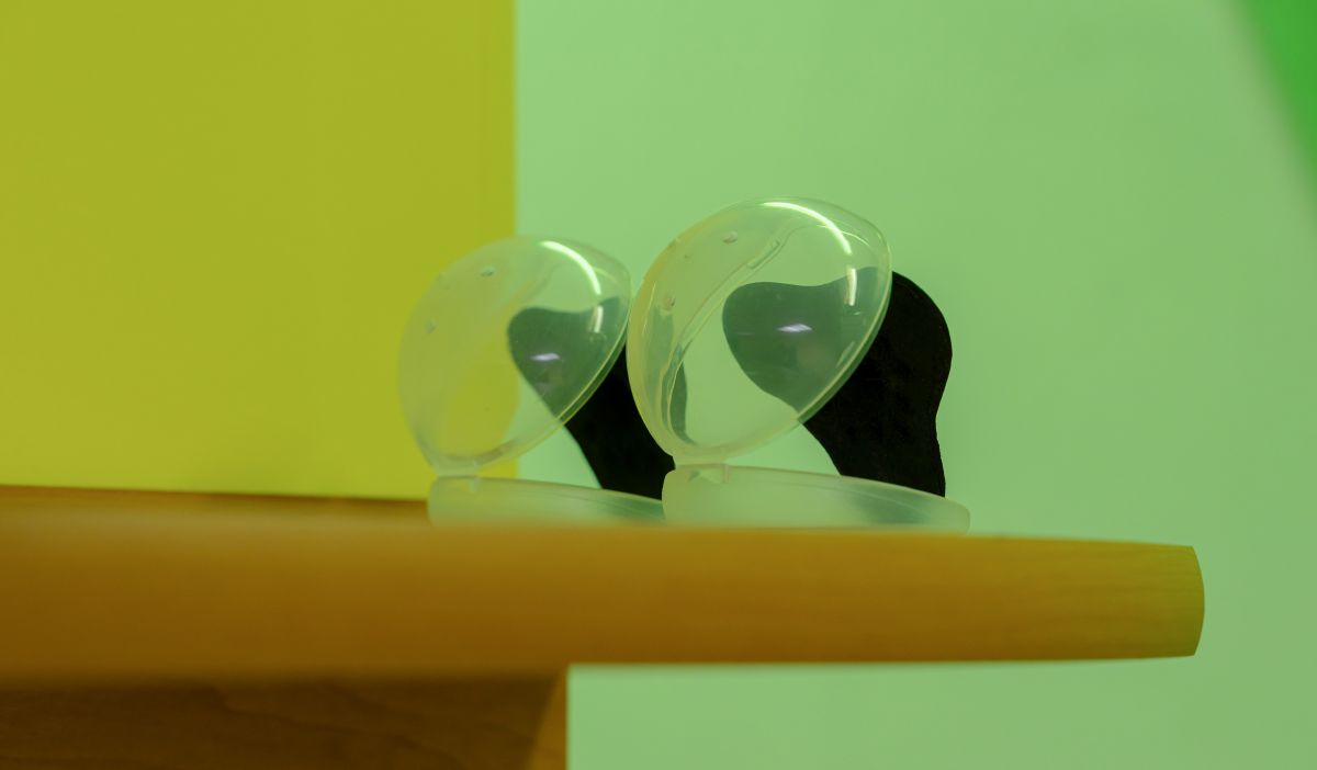 Мастак Аляксандар Адамаў узнавіў у познаньскай галерэі дзіцячы пакой допытаў, каб паразважаць пра клопат уладаў